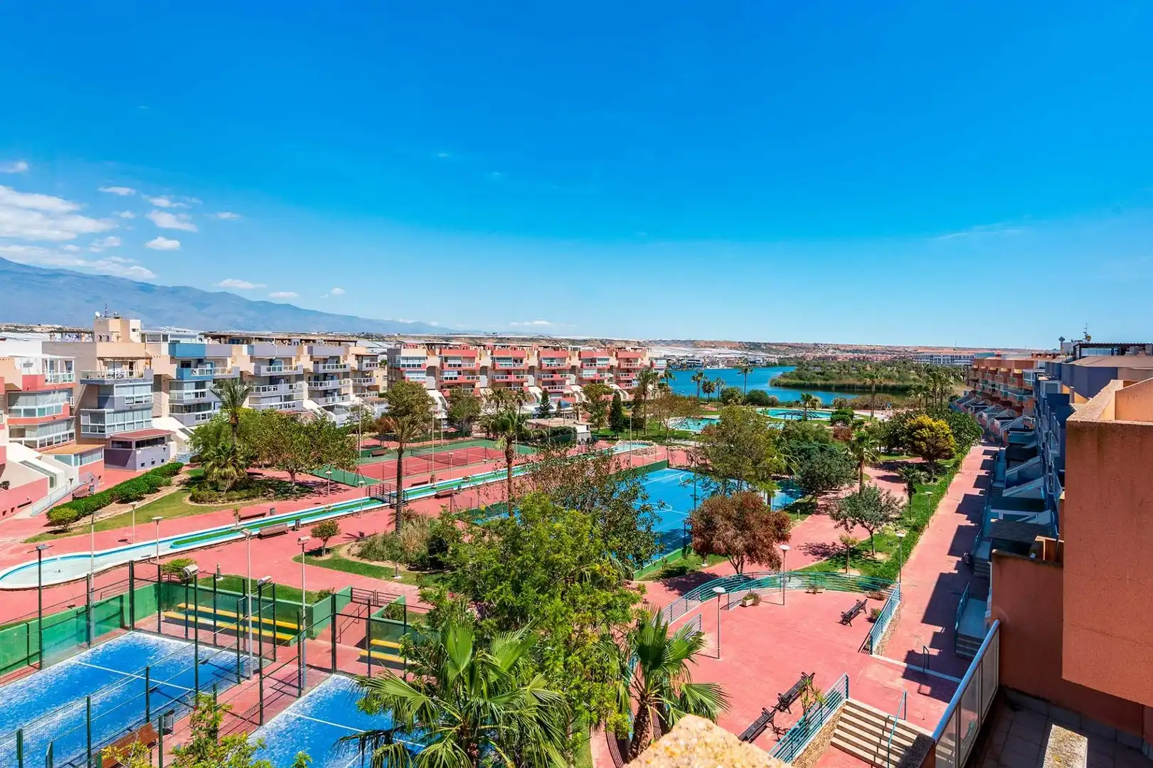 Vista exterior de Ático en venta en El Ejido con Aire acondicionado, Terraza y Trastero