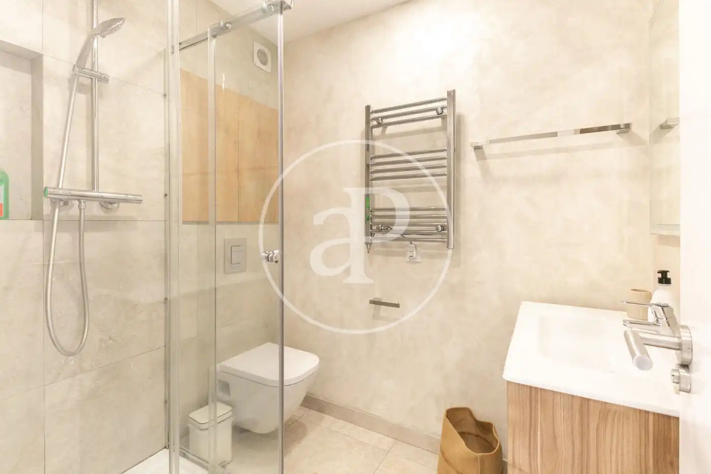 Badezimmer von Wohnung zum Verkauf in Barcelona mit Klimaanlage, Heizung und Möbliert