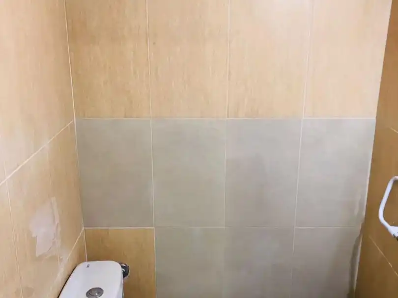 Bany de Local en venda en Coria amb Terrassa, Internet i Alarma