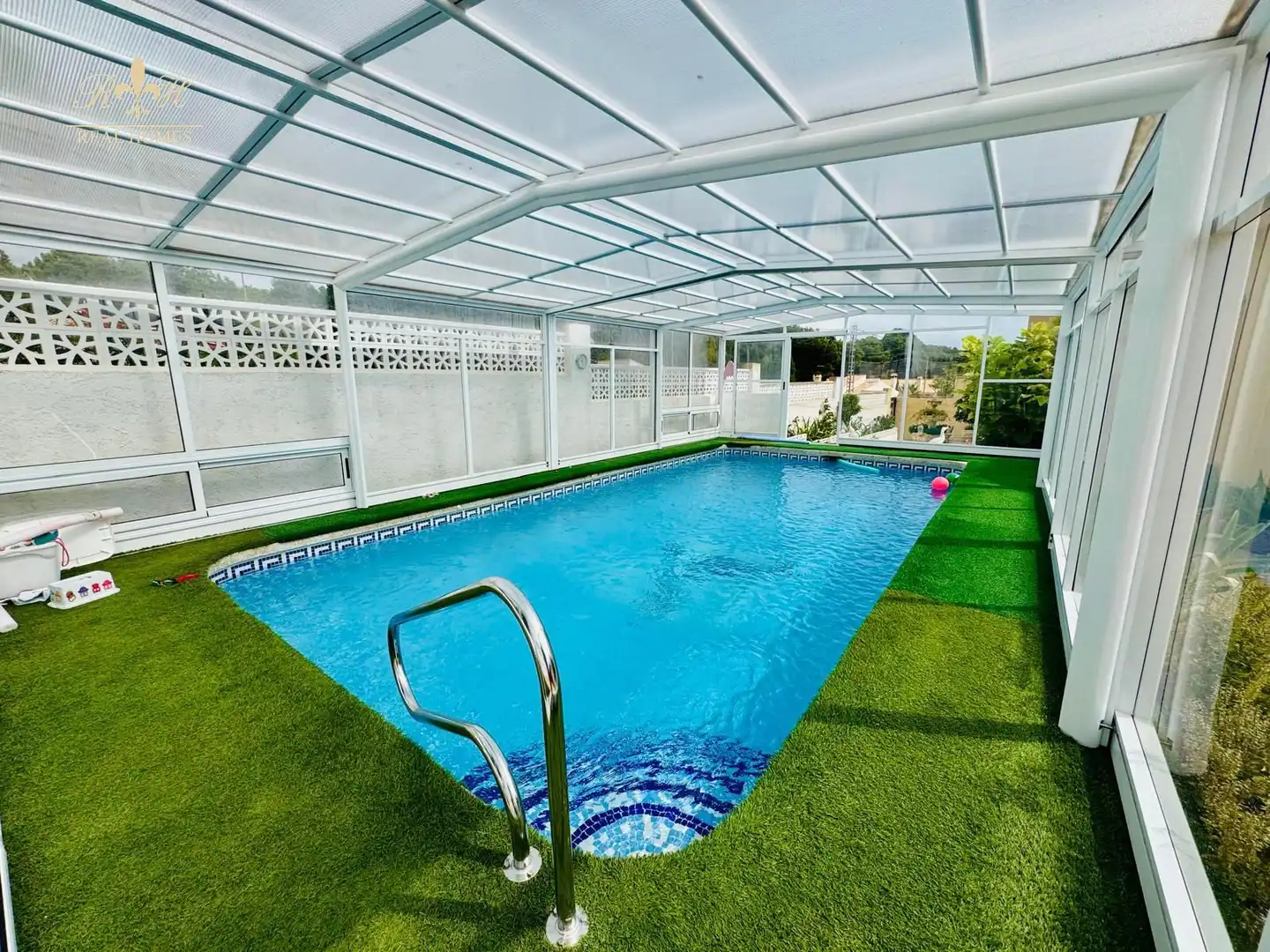 Schwimmbecken von Einfamilien-Reihenhaus zum Verkauf in L'Alfàs del Pi mit Klimaanlage, Terrasse und Schwimmbad