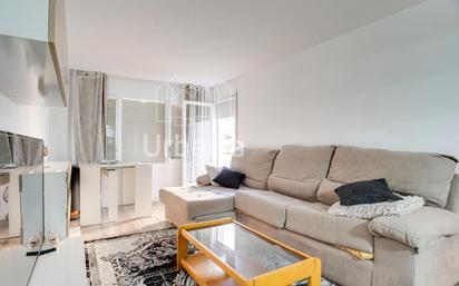 Sala d'estar de Pis en venda en Pineda de Mar amb Terrassa i Moblat
