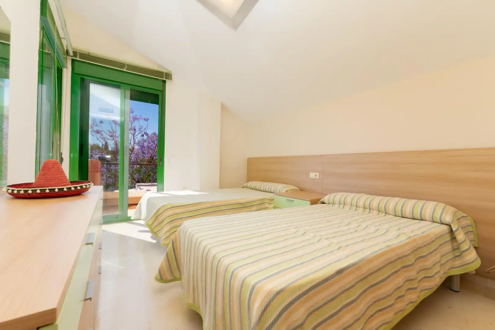 Habitación de Dúplex en venta en Fuengirola con Terraza, Trastero y Piscina comunitaria