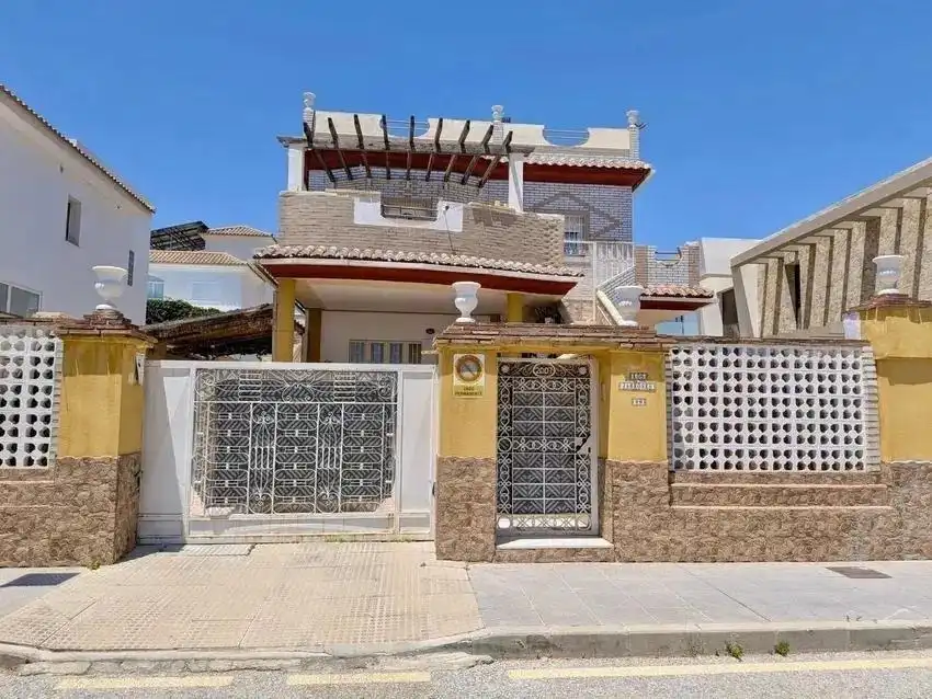 Vista exterior de Casa o chalet en venta en Vélez-Málaga con Piscina