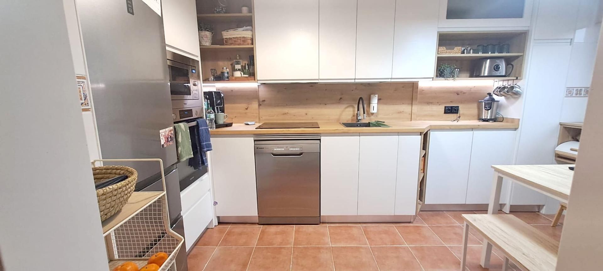 Cuina de Casa adosada en venda en Alovera amb Aire condicionat, Calefacció i Jardí privat