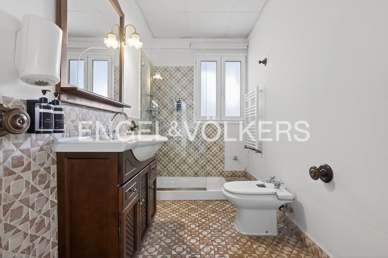 Bathroom of Houses for sale in Sevilla  with Air Conditioner, Heating and Parquet flooring