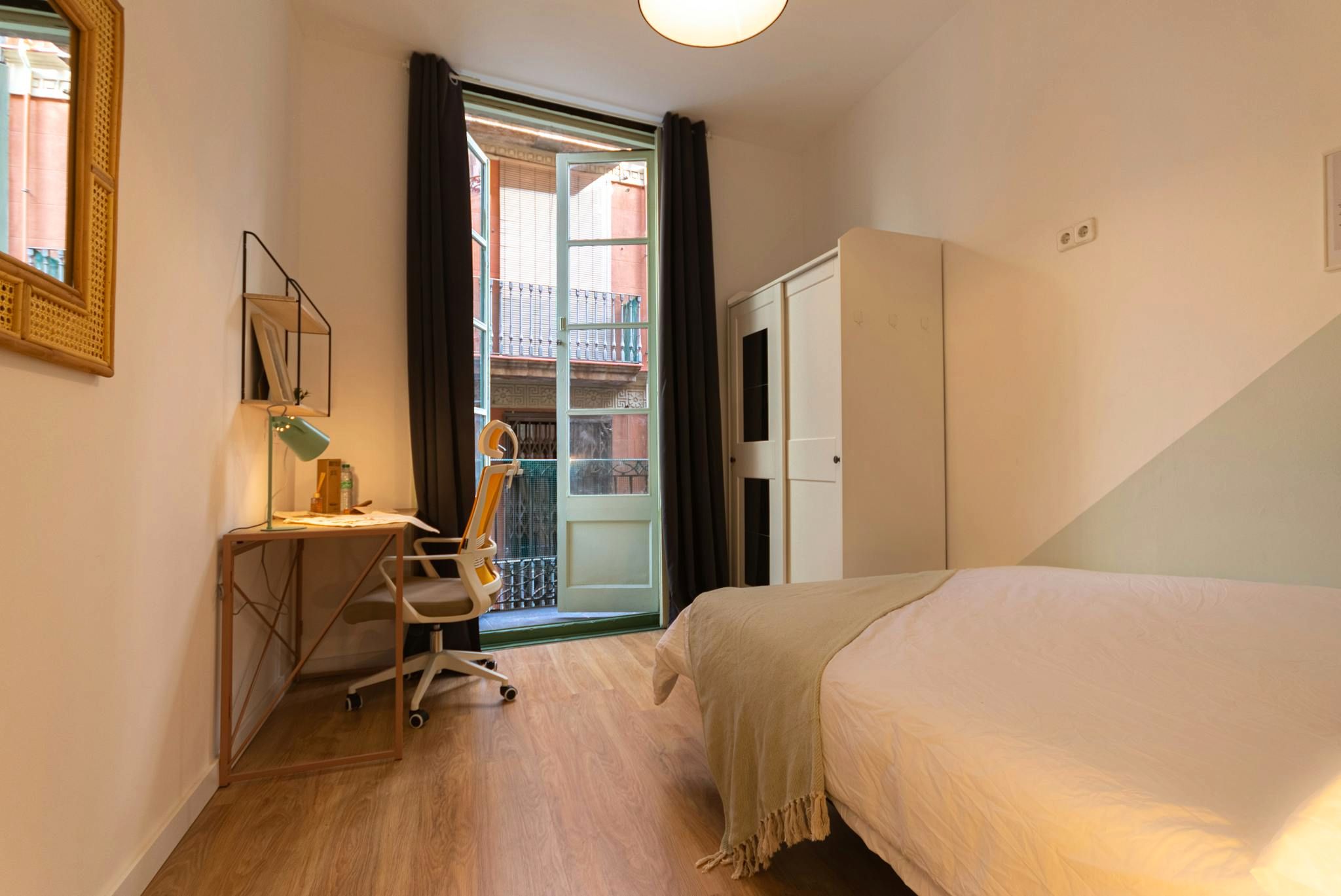 Bedroom of Flat to share in  Barcelona Capital  with Air Conditioner, Furnished and Washing machine