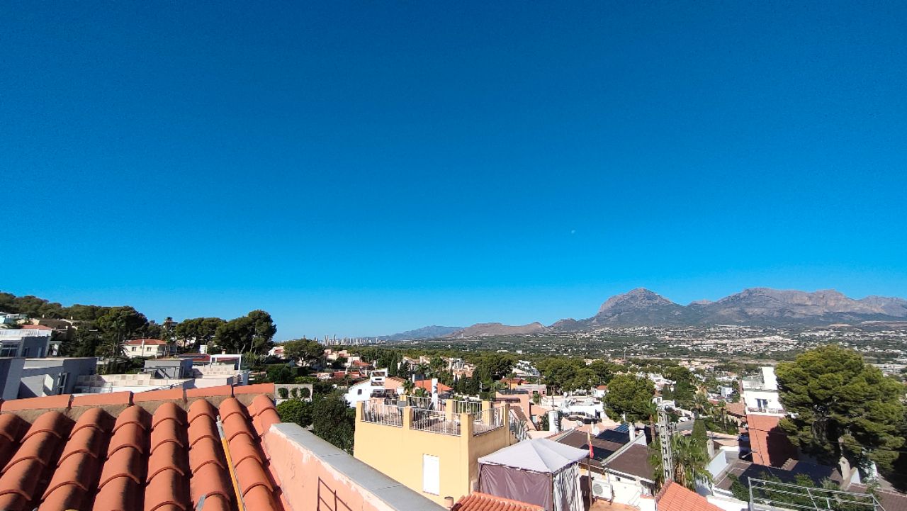 Vista exterior de Casa o chalet en venta en L'Alfàs del Pi con Aire acondicionado, Amueblado y Balcón