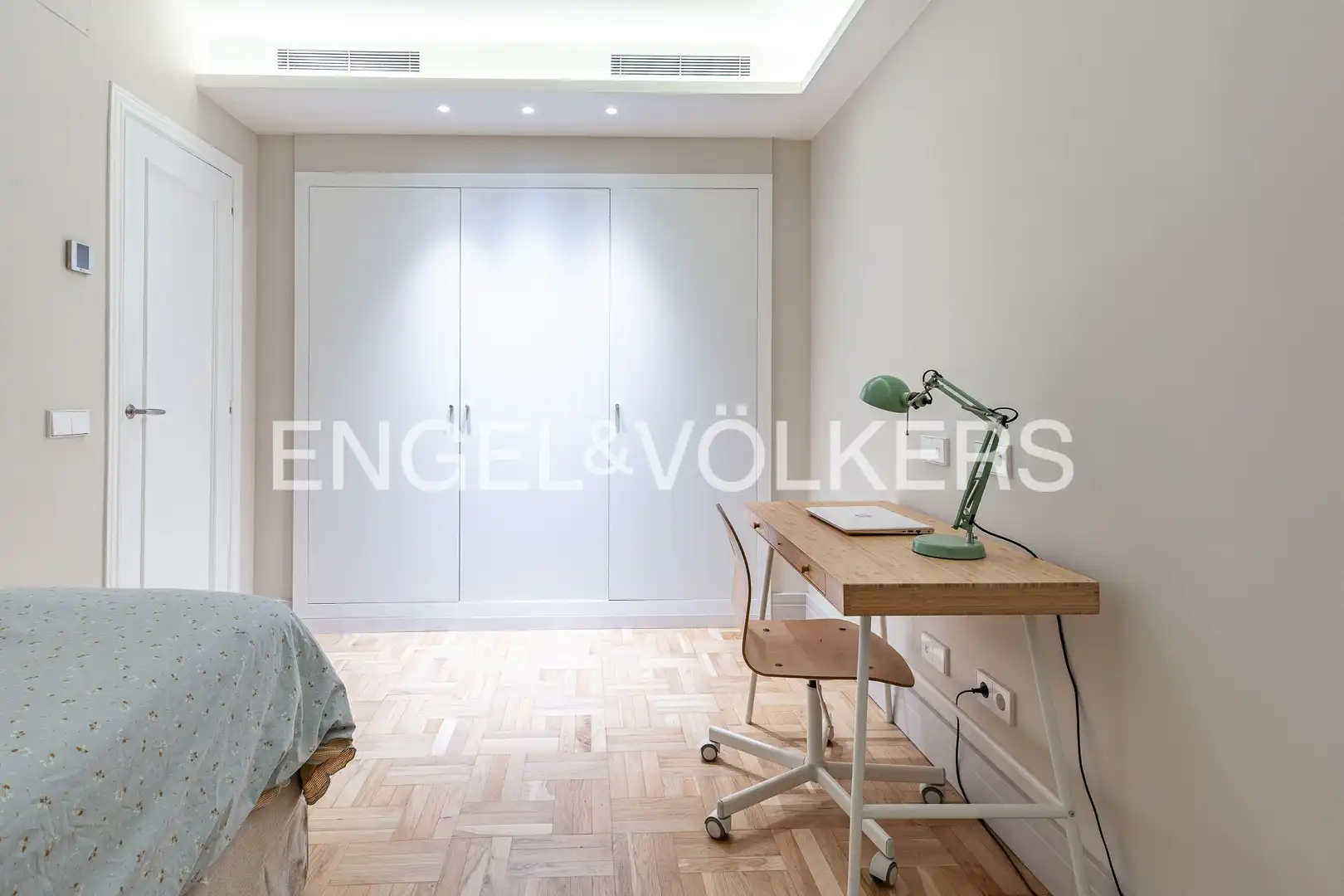 Bedroom of Flat for sale in Barcelona  with Air Conditioner, Heating and Parquet flooring