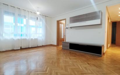 Sala d'estar de Pis en venda en Donostia - San Sebastián  amb Calefacció, Moblat i Balcó