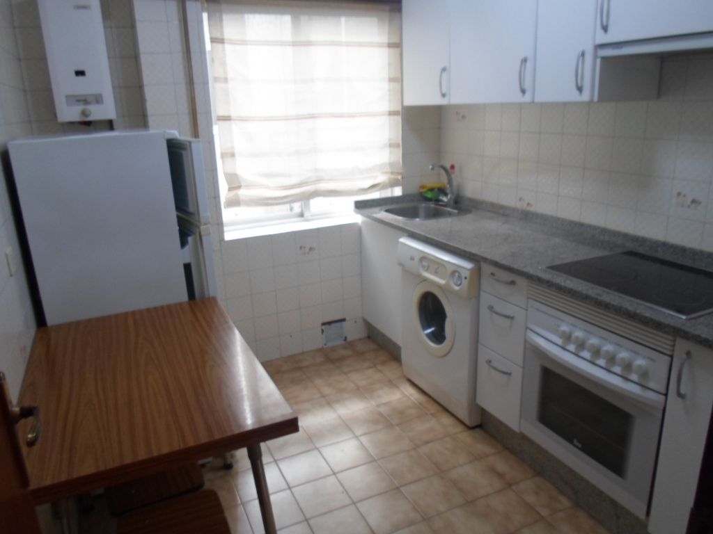 Cuina de Apartament de lloguer en Santiago de Compostela  amb Calefacció, Moblat i Forn