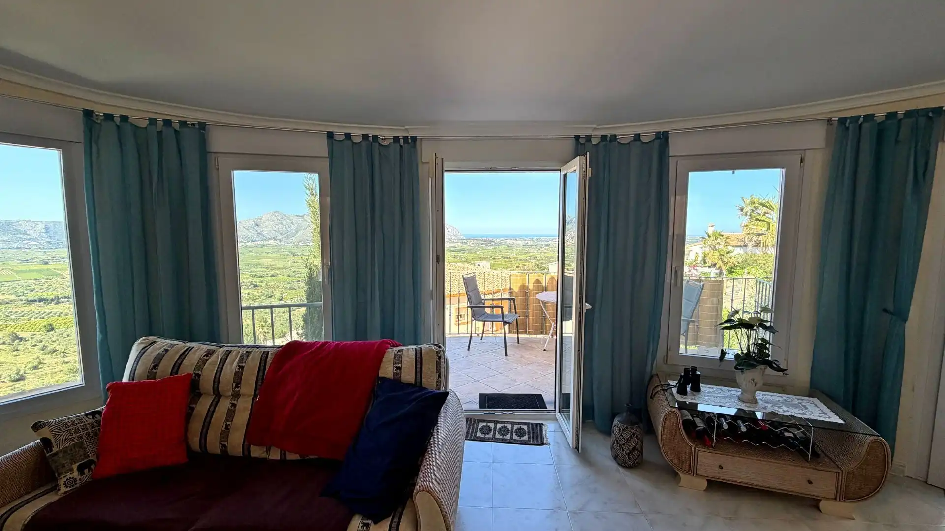Sala de estar de Casa o chalet en venta en Orba con Aire acondicionado, Calefacción y Jardín privado