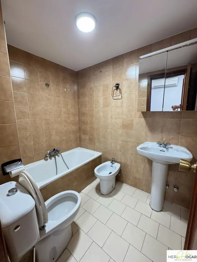 Badezimmer von Wohnung zur Miete in Toledo mit Klimaanlage, Heizung und Parkett
