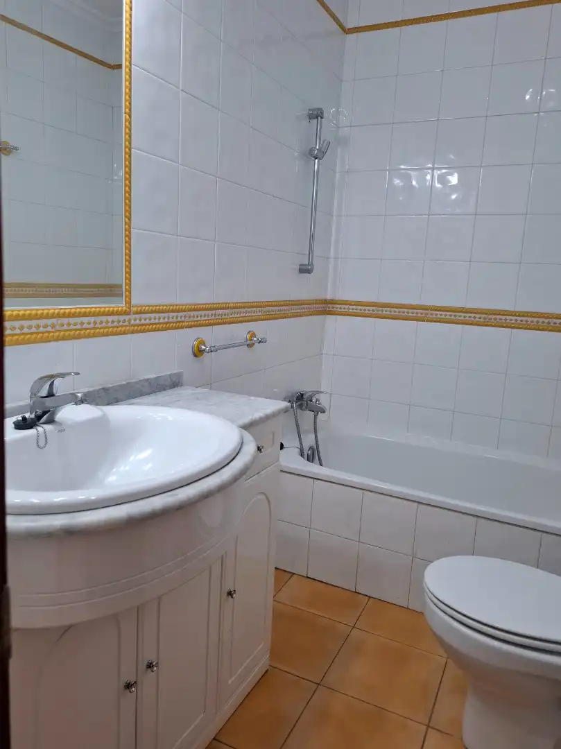 Bany de Casa adosada en venda en Ourense Capital  amb Calefacció, Jardí privat i Terrassa