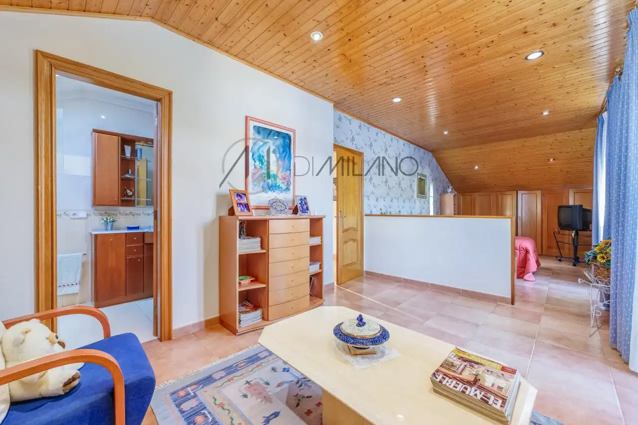 Sala d'estar de Casa o xalet en venda en Nigrán amb Calefacció, Jardí privat i Terrassa