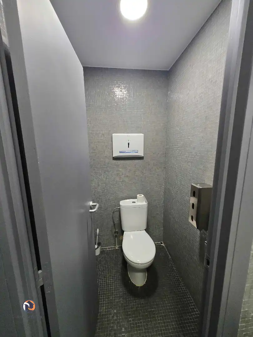 Badezimmer von Geschaftsraum zum Verkauf in Madrid mit Klimaanlage und Internet