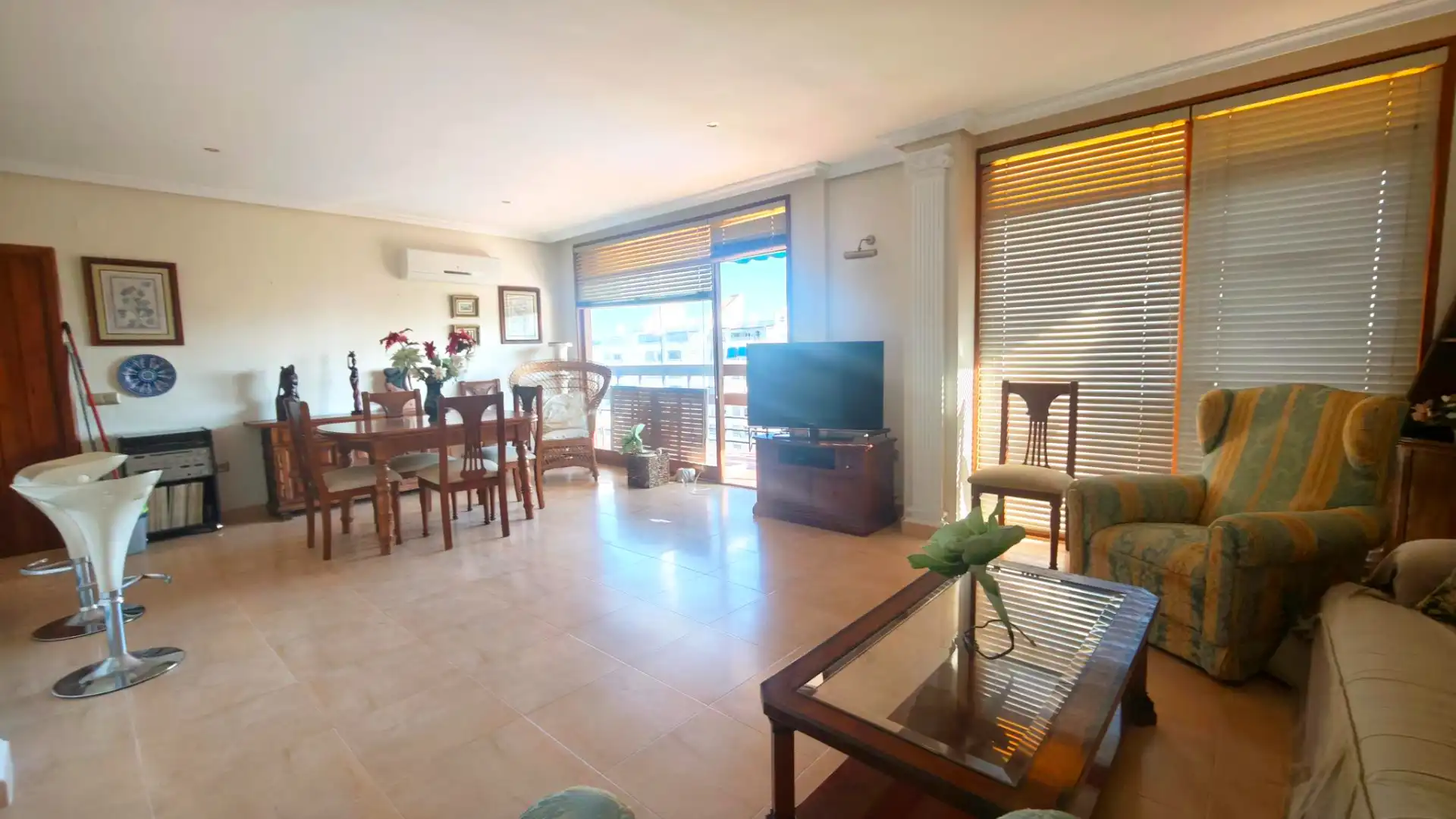 Sala d'estar de Pis en venda en Roquetas de Mar amb Aire condicionat, Terrassa i Traster