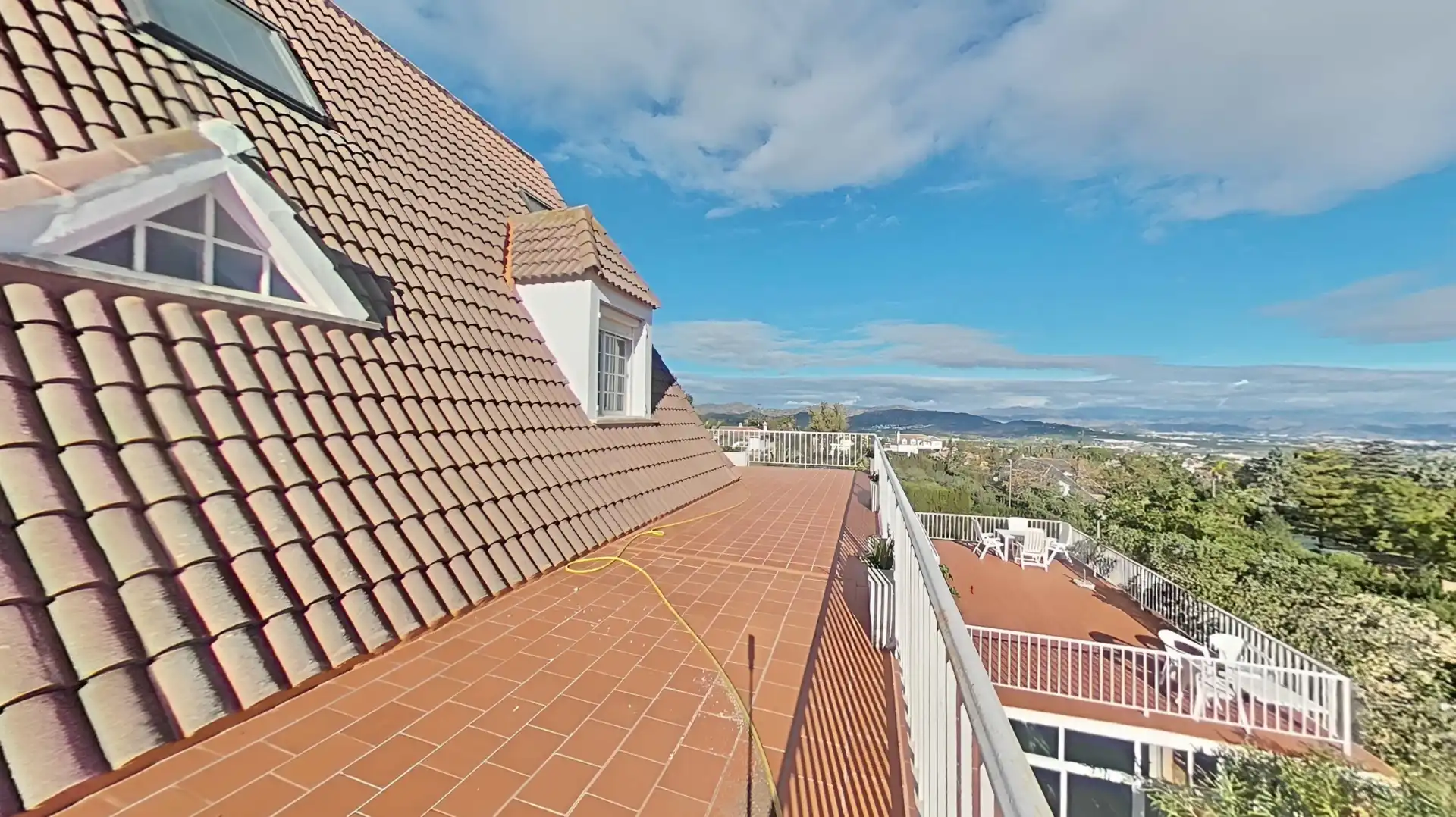 Vista exterior de Casa o xalet en venda en Alhaurín de la Torre amb Aire condicionat, Calefacció i Jardí privat