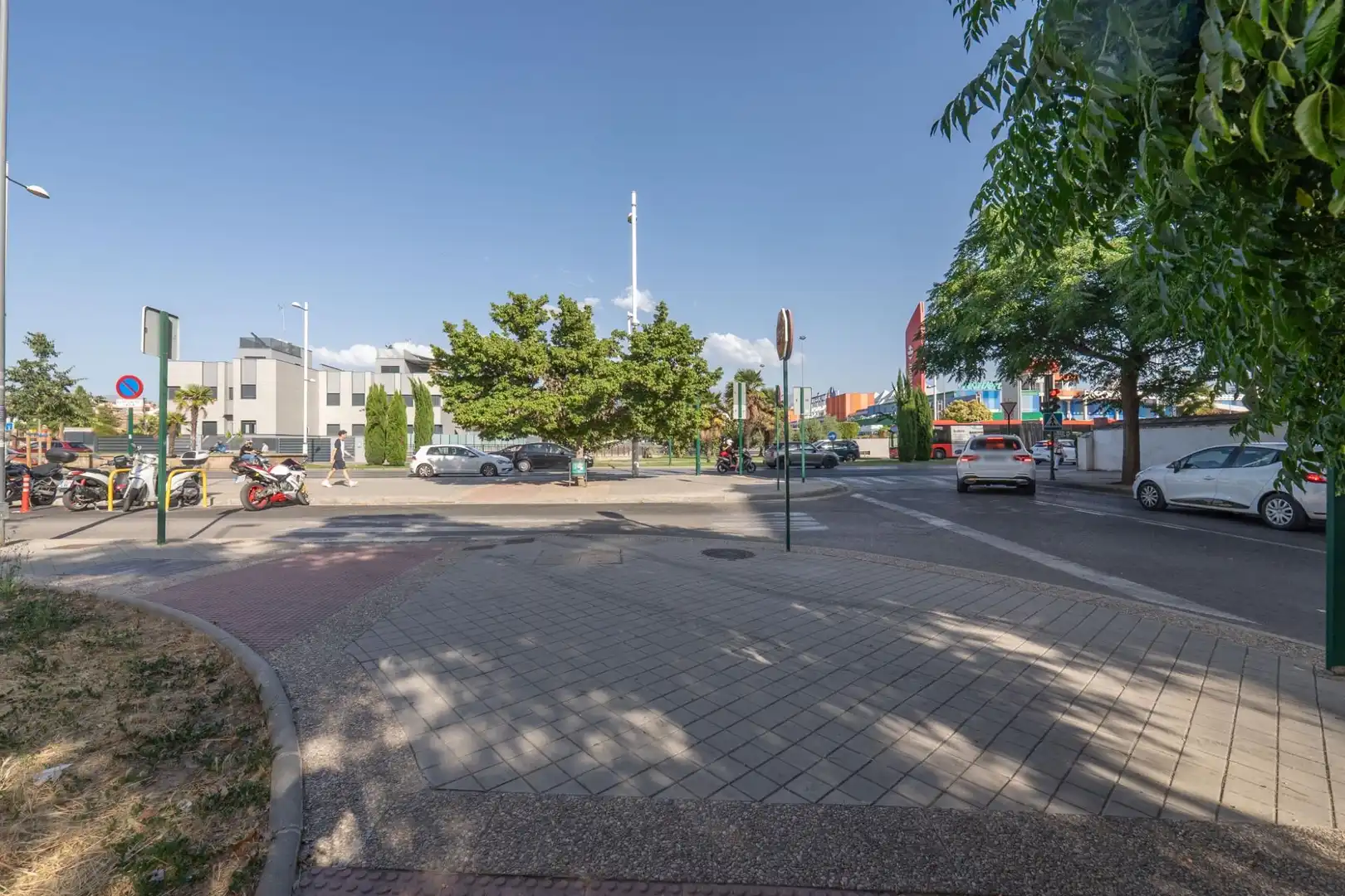 Außenansicht von Garage zum Verkauf in Granada