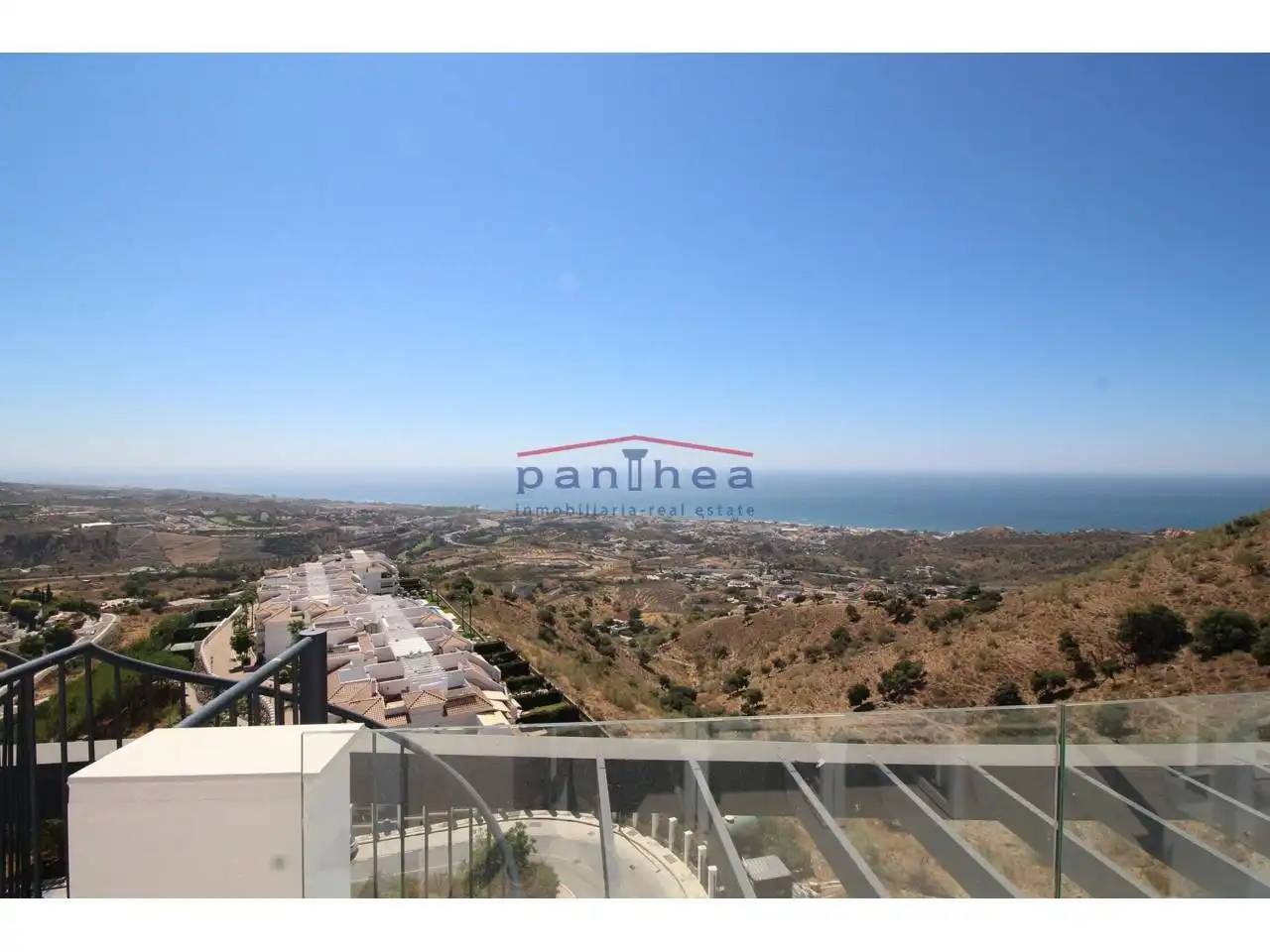 Vista exterior de Àtic en venda en Rincón de la Victoria amb Terrassa, Traster i Piscina comunitària