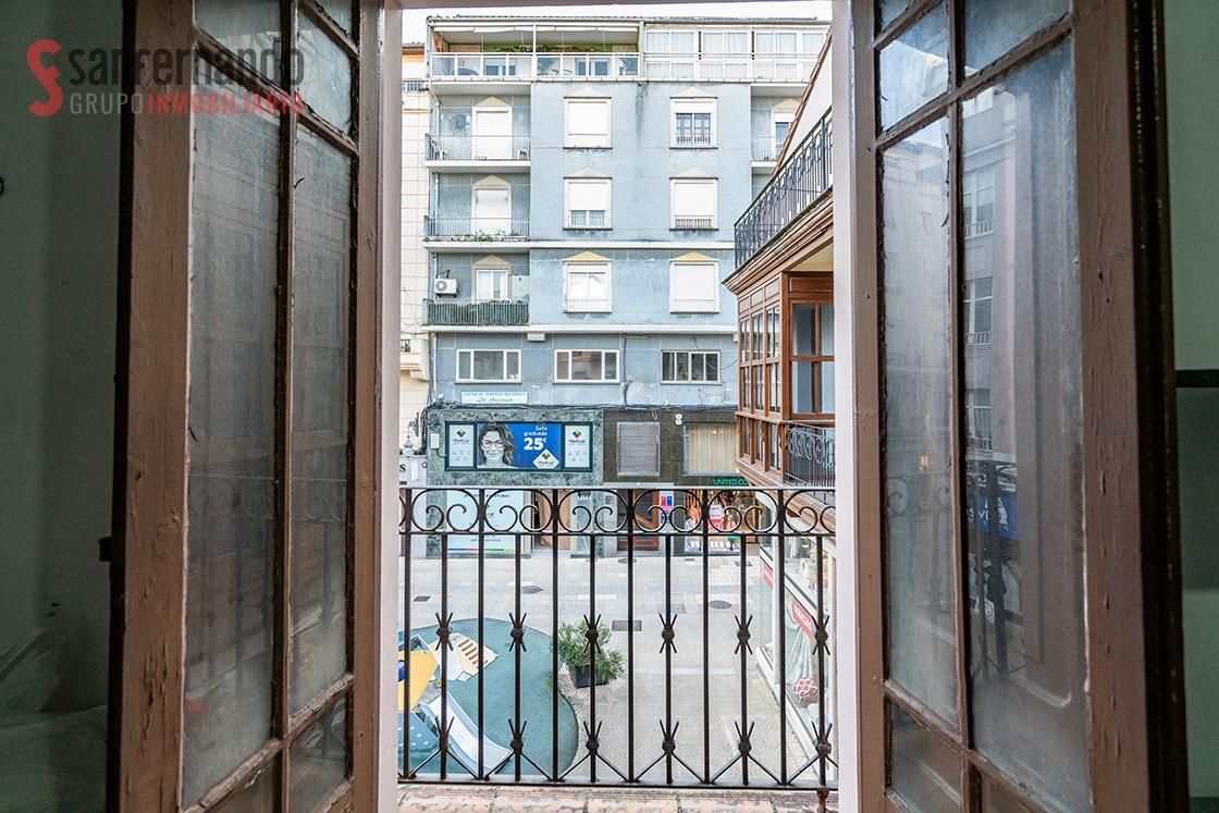 Vista exterior de Casa o xalet en venda en Torrelavega  amb Aire condicionat i Balcó