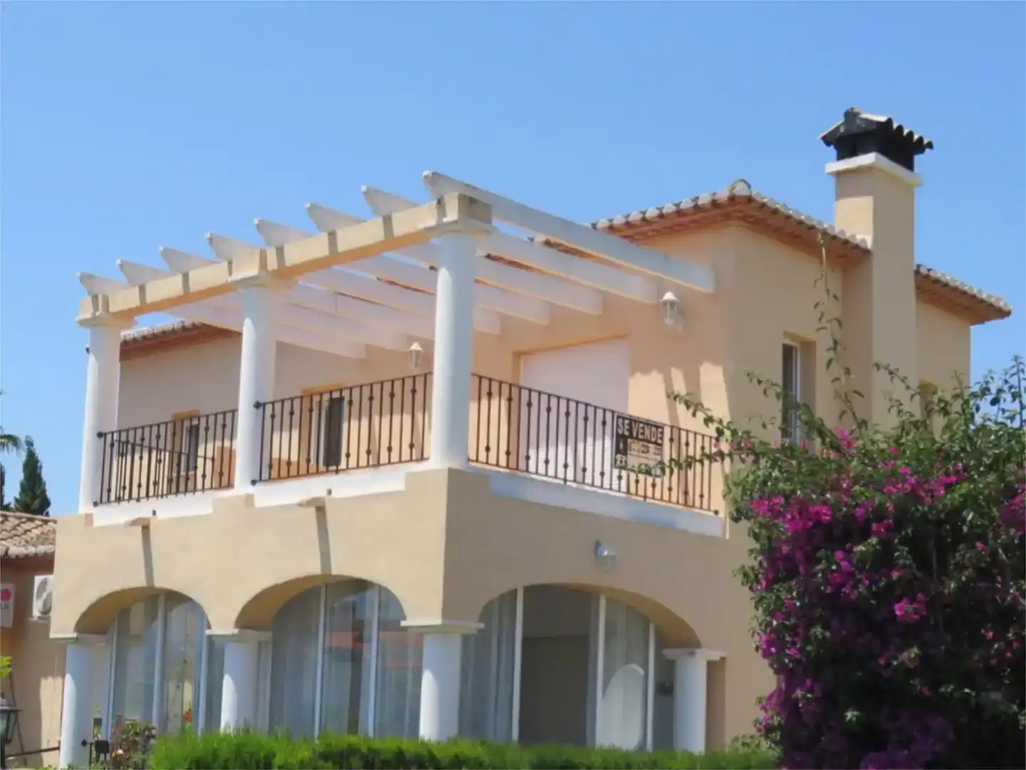 Vista exterior de Casa o xalet en venda en Beniarbeig amb Aire condicionat i Piscina