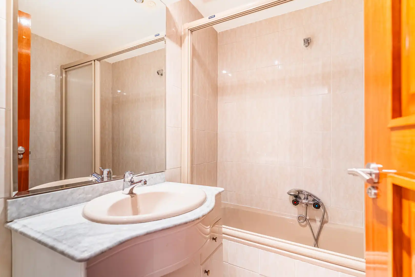 Badezimmer von Wohnung zum Verkauf in Majadahonda mit Klimaanlage, Heizung und Privatgarten