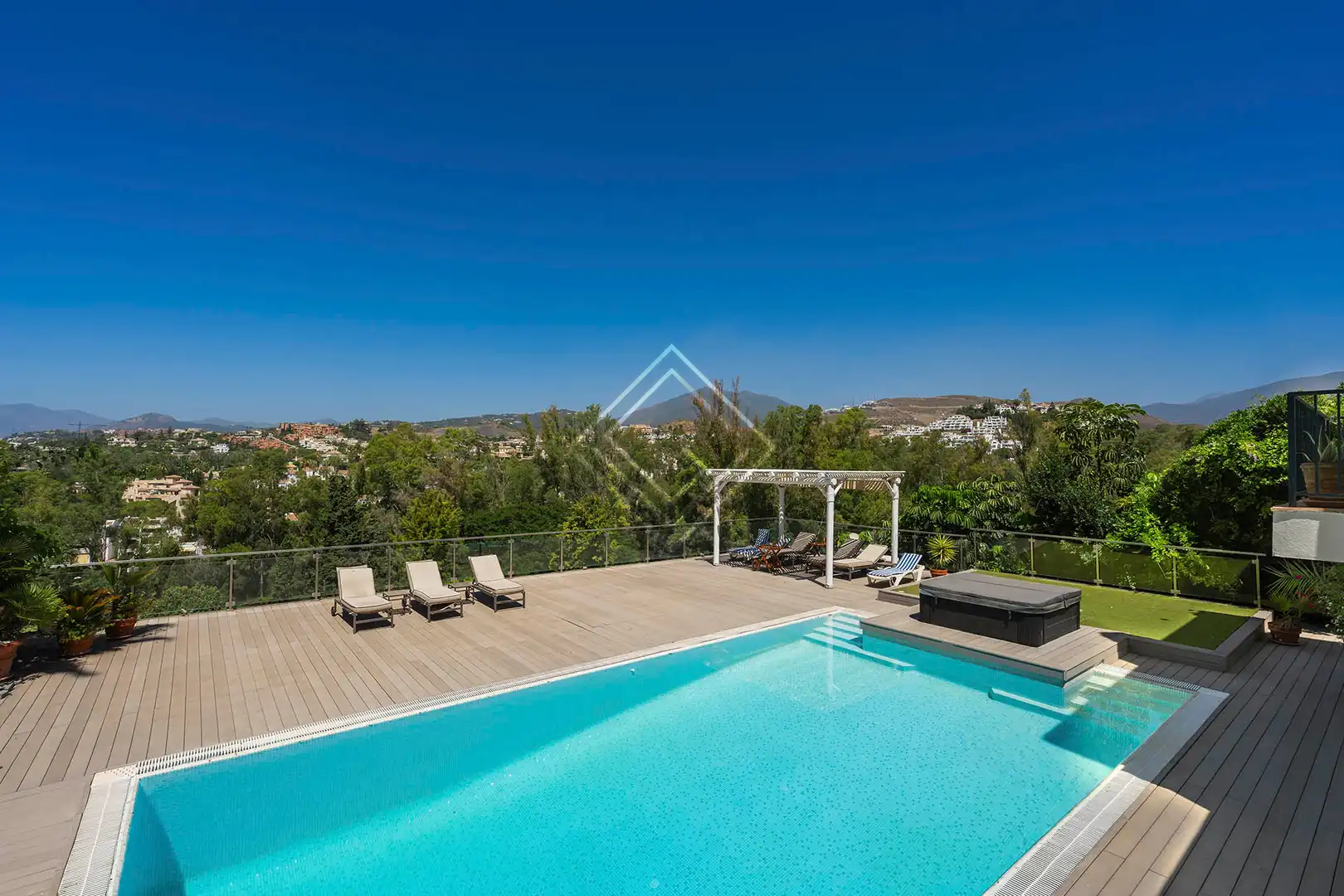 Piscina de Casa o xalet en venda en Marbella amb Aire condicionat, Calefacció i Jardí privat