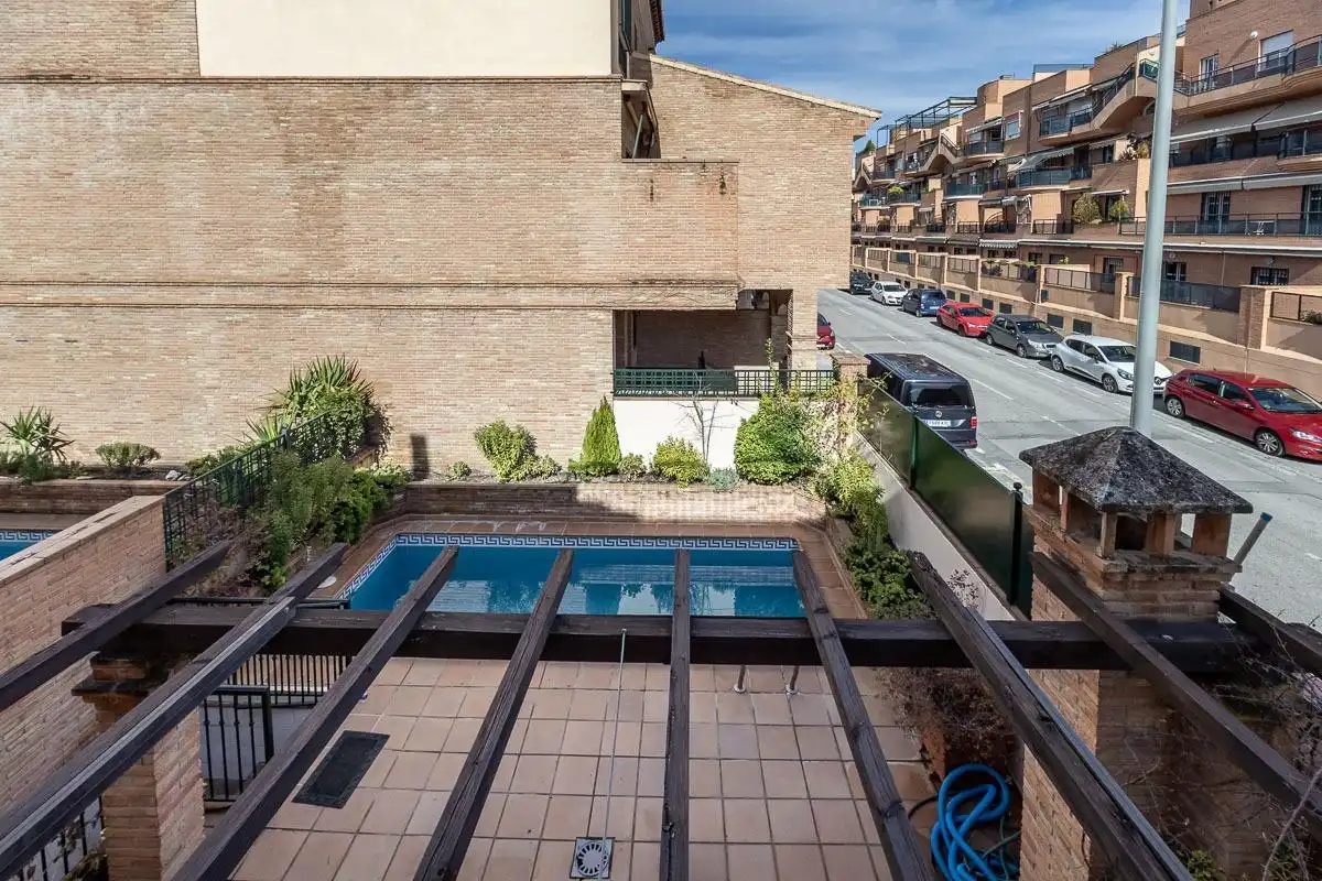Piscina de Casa adosada en venta en Granada con Calefacción, Jardín privado y Terraza