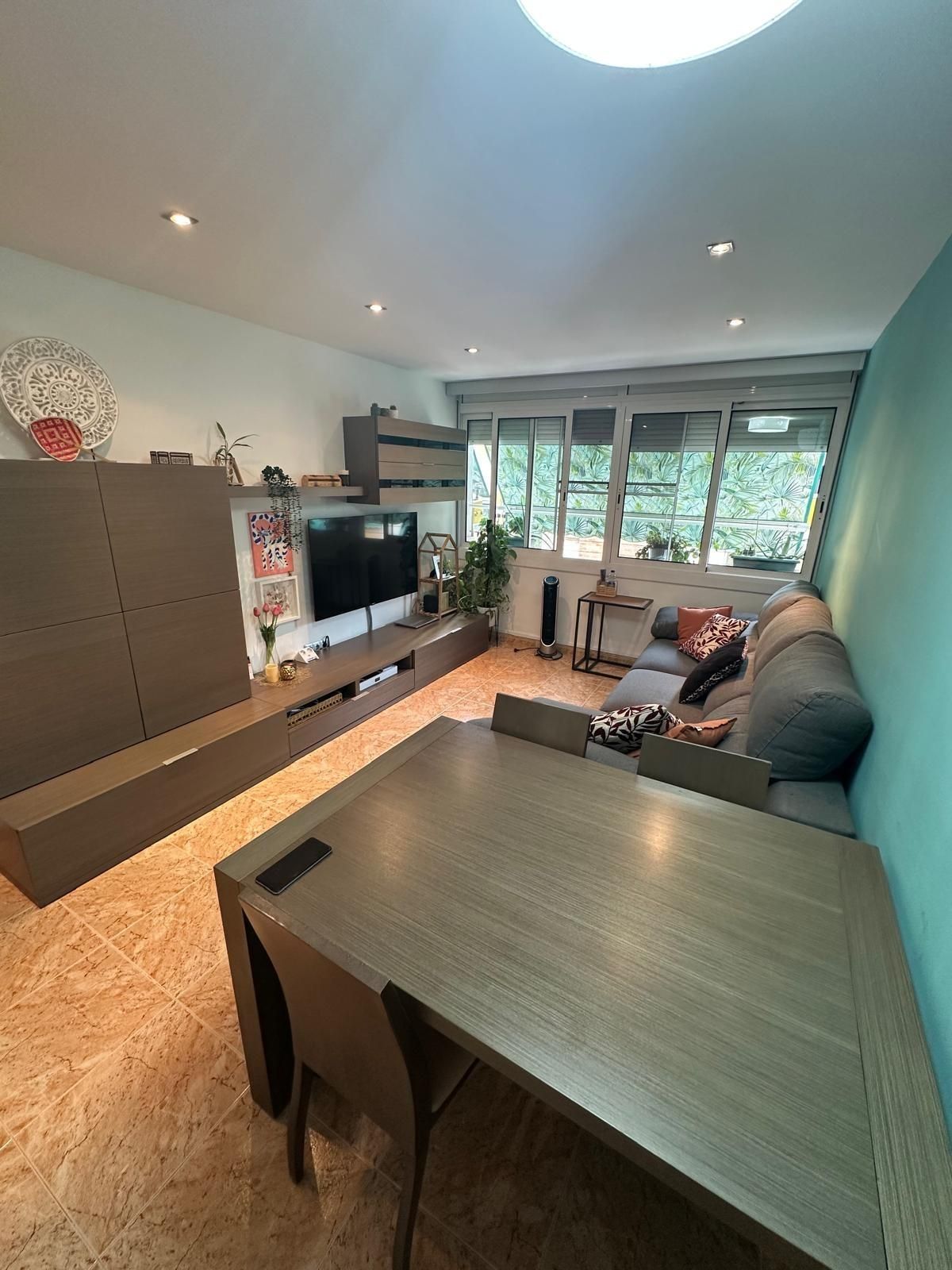 Sala d'estar de Pis en venda en Cornellà de Llobregat amb Aire condicionat i Calefacció