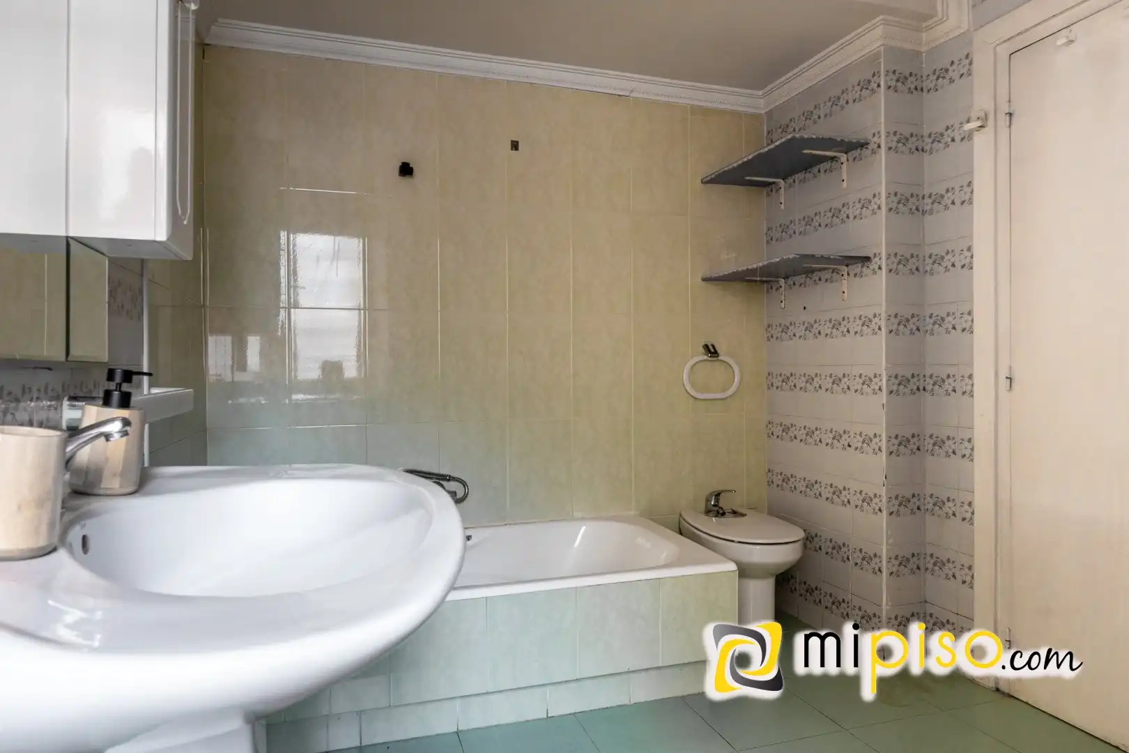 Bathroom of Flat for sale in Laredo  with Heating and Balcony