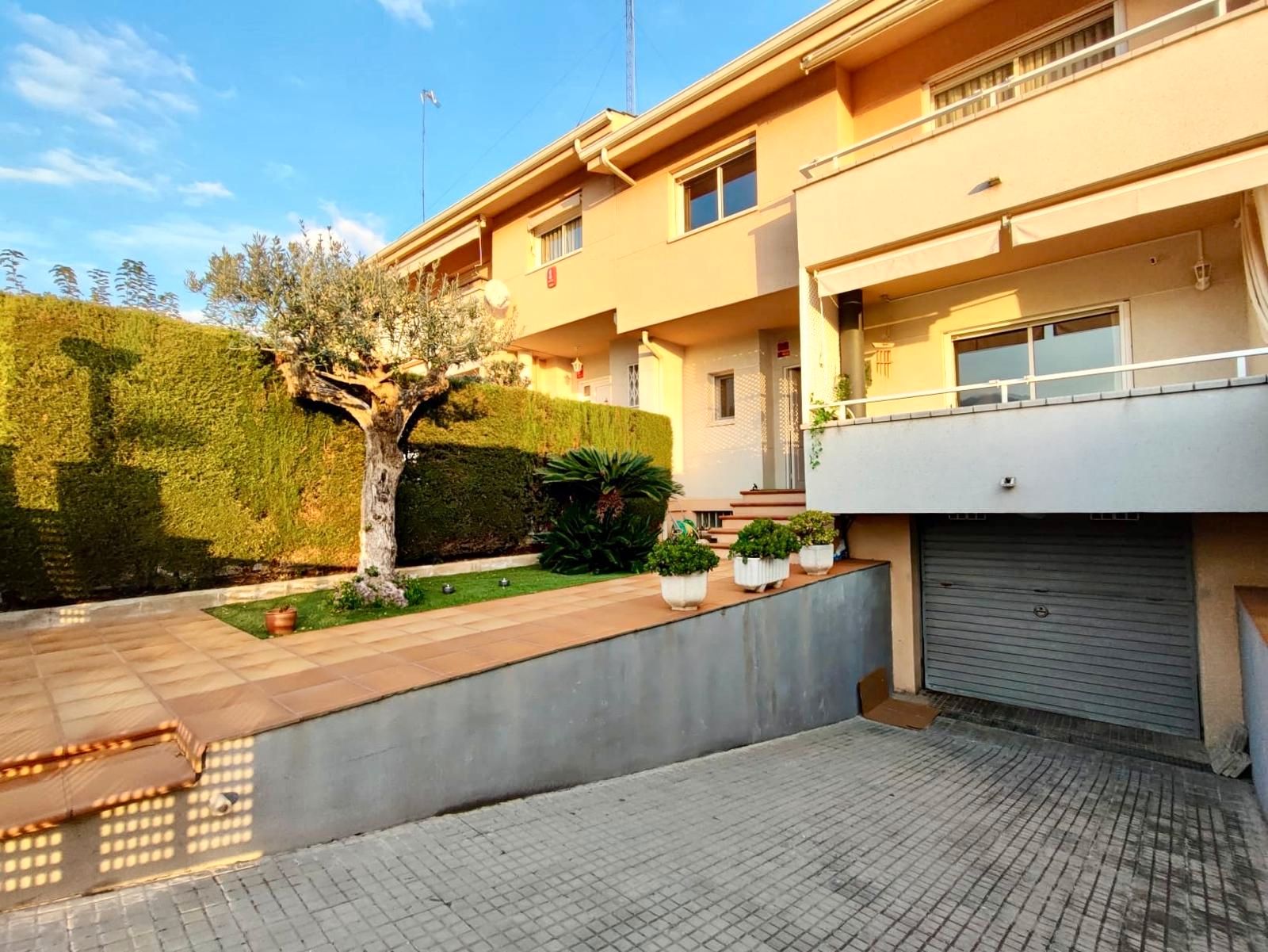 Vista exterior de Casa adosada en venda en Olesa de Montserrat amb Aire condicionat, Calefacció i Jardí privat