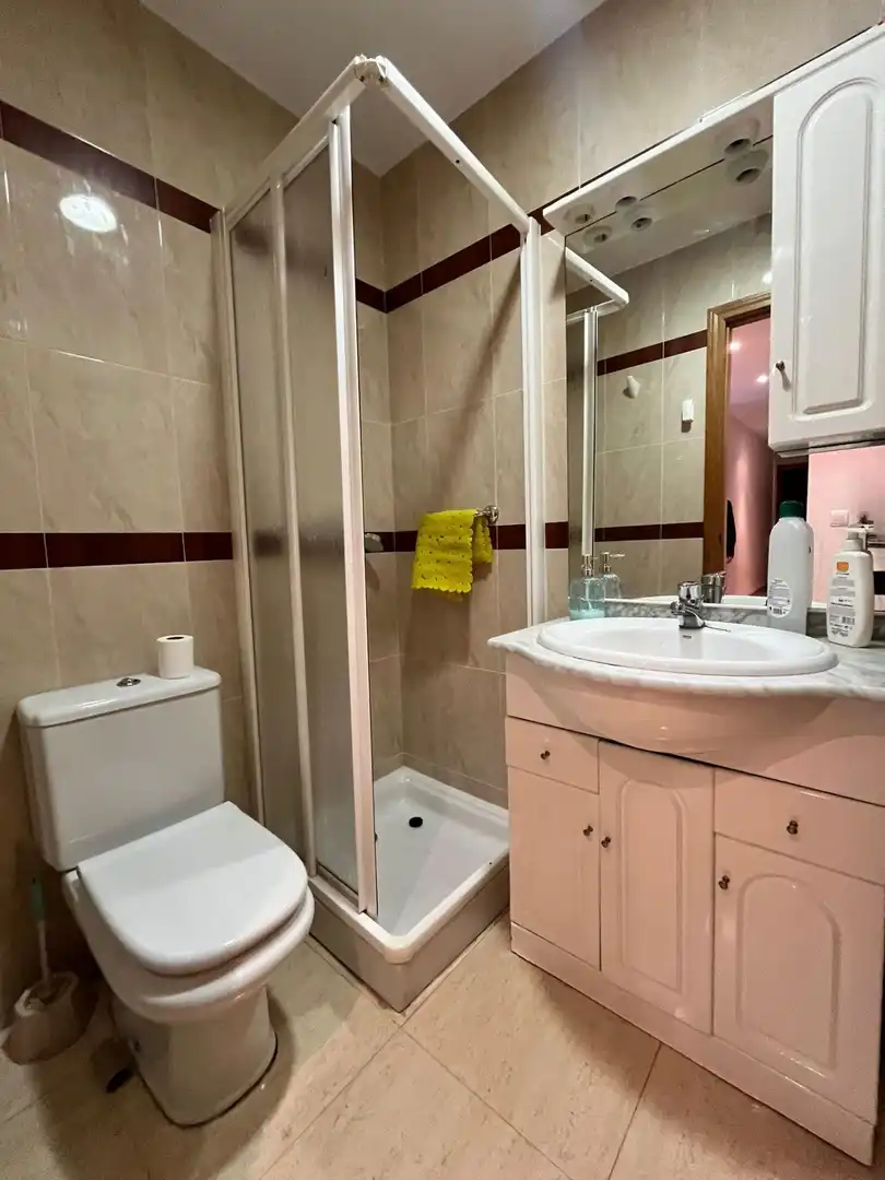 Badezimmer von Erdgeschoss zum Verkauf in Águilas mit Klimaanlage, Privatgarten und Möbliert