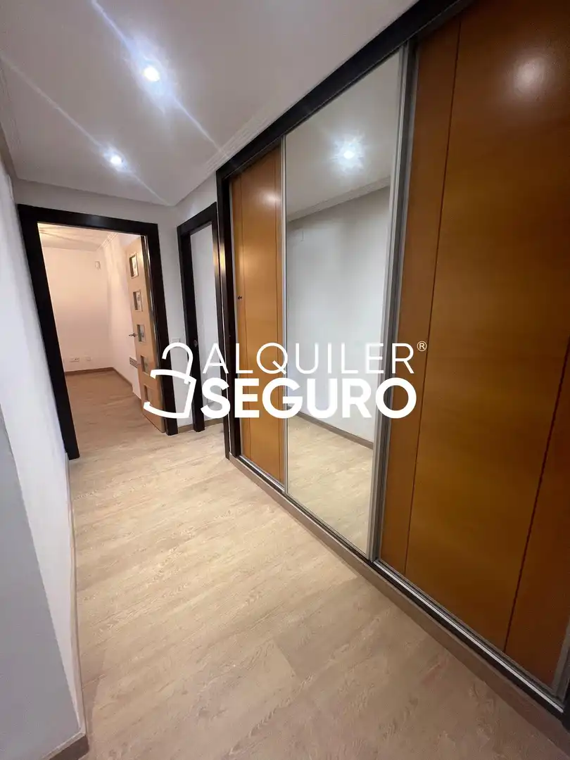 Dormitori de Pis de lloguer en Madrid amb Aire condicionat, Calefacció i Piscina
