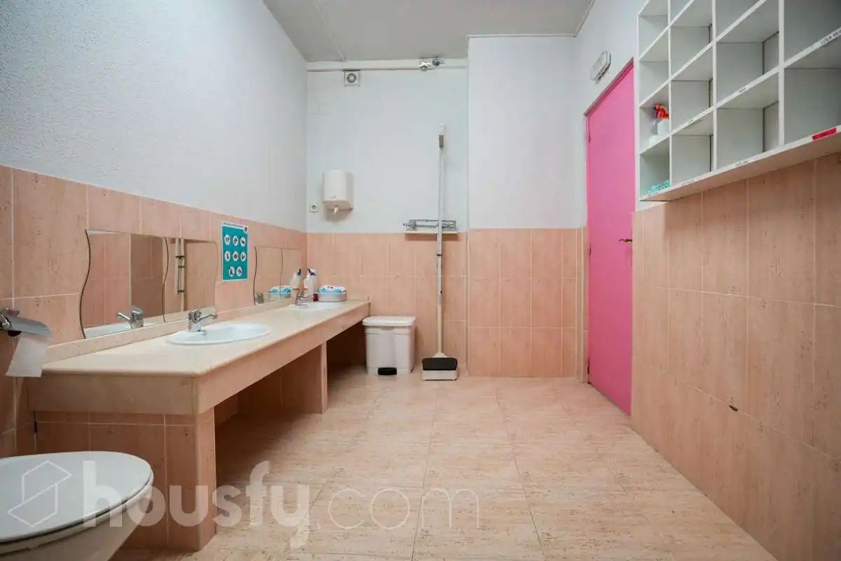 Baño de Local en venta en Madrid con Aire acondicionado