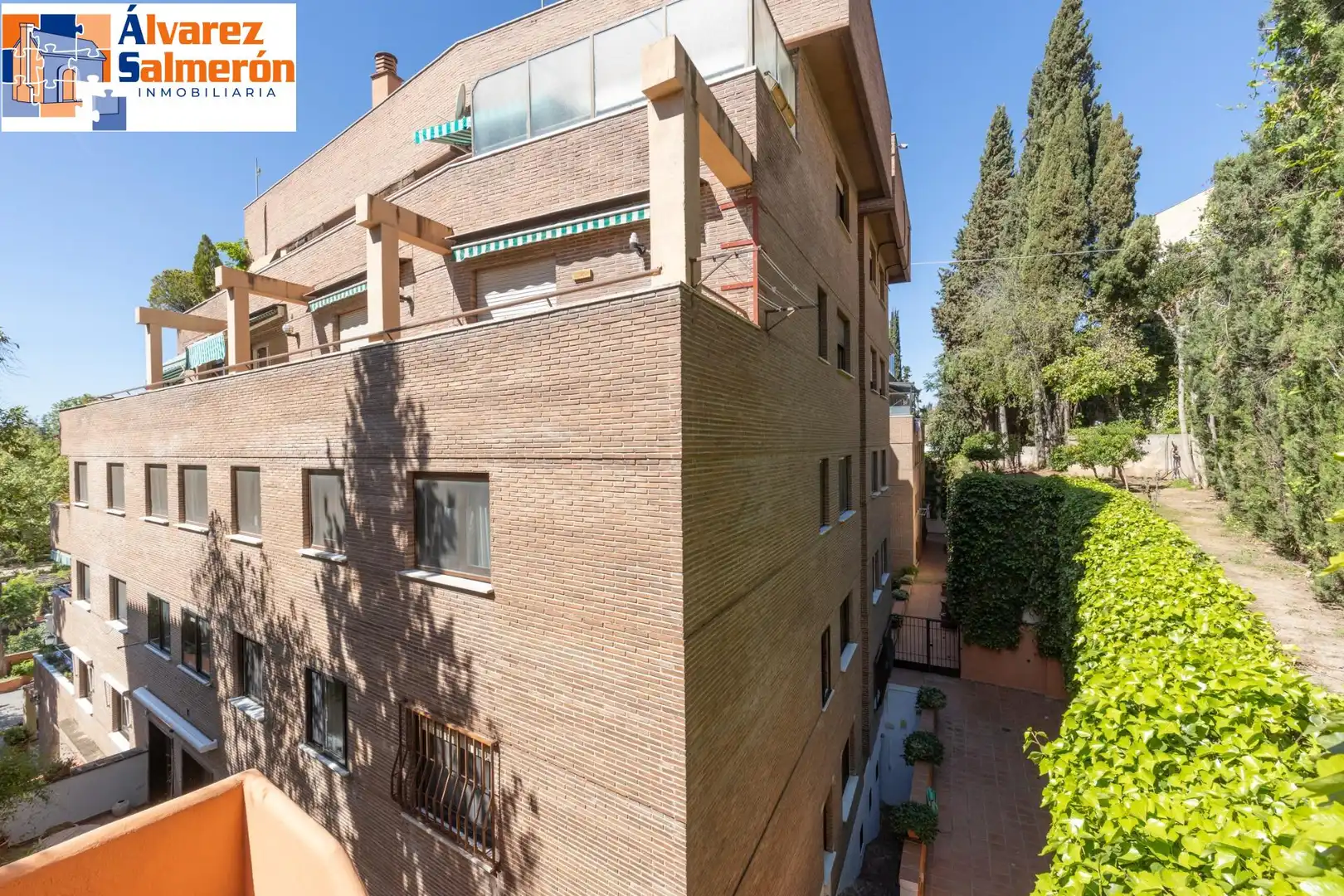 Vista exterior de Pis en venda en Granada amb Terrassa, Traster i Piscina comunitària