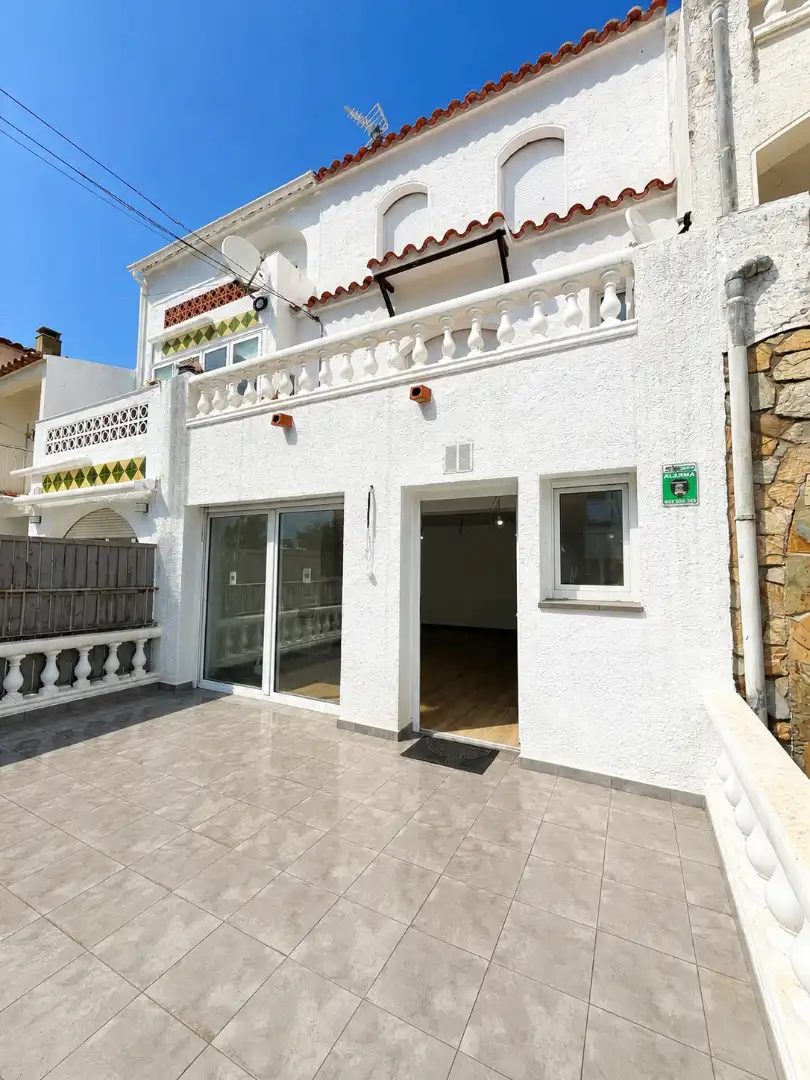 Außenansicht von Maisonette zum Verkauf in Empuriabrava mit Parkett, Terrasse und Ofen