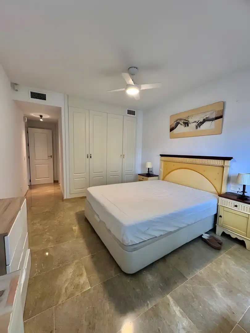 Schlafzimmer von Dachboden zum Verkauf in Marbella mit Klimaanlage, Terrasse und Schwimmbad