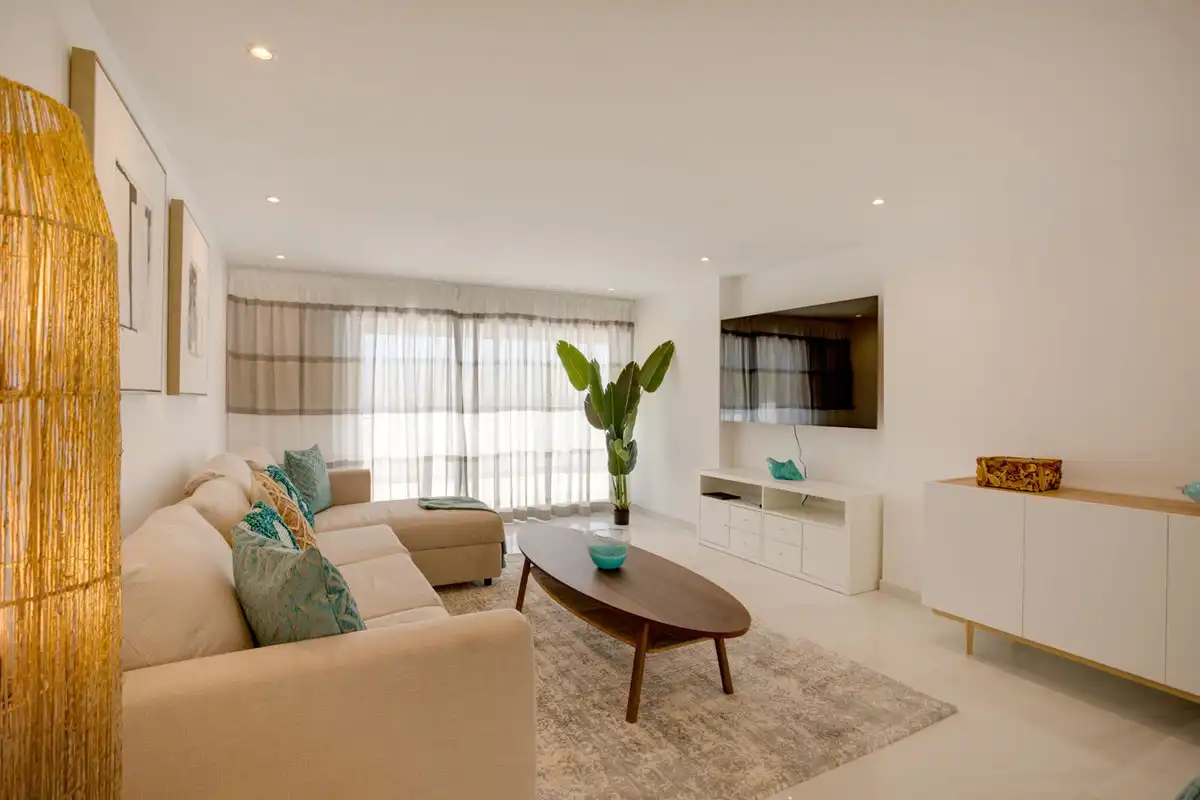 Sala d'estar de Casa o xalet en venda en Manilva amb Aire condicionat, Jardí privat i Terrassa