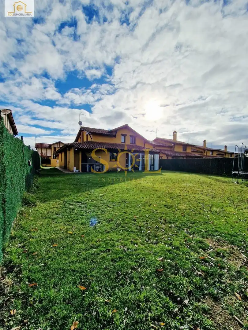 Jardín de Casa o chalet en venta en Villaquilambre con Calefacción, Jardín privado y Parquet