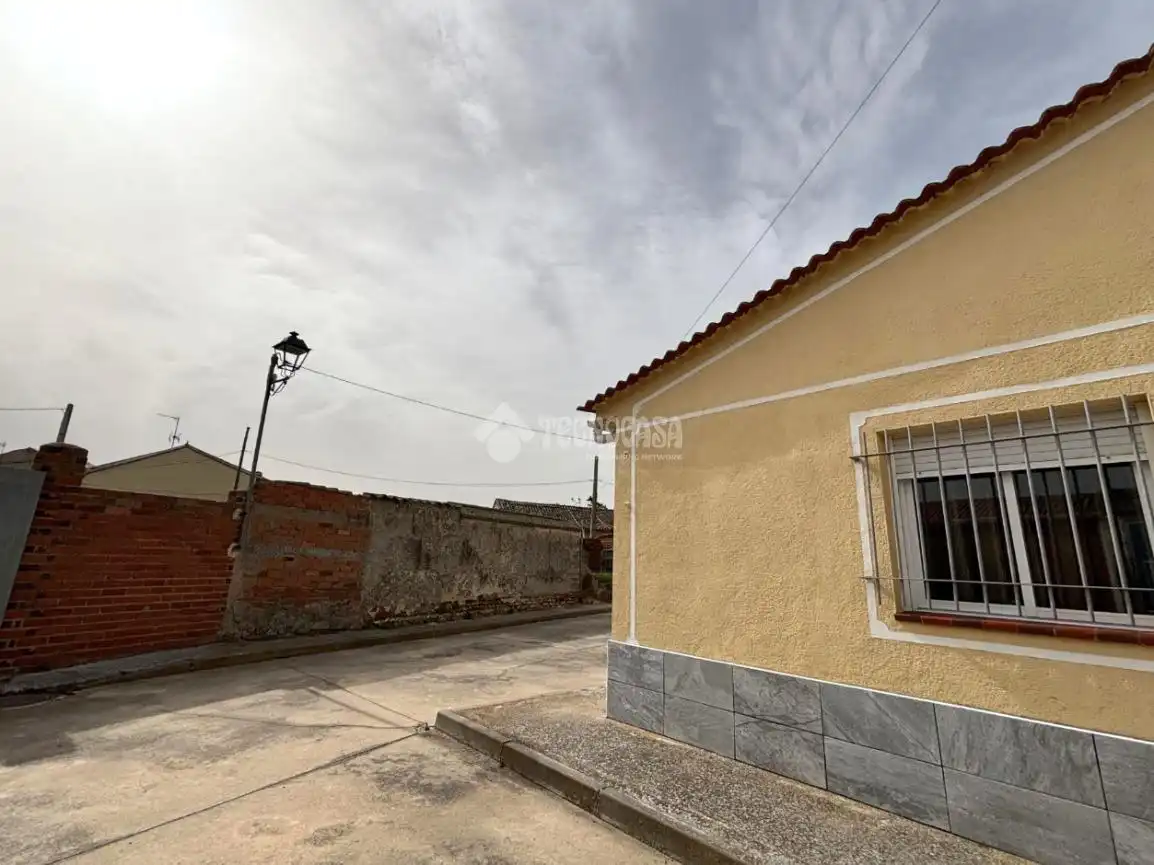 Exterior view of Houses for sale in Ataquines  with Furnished