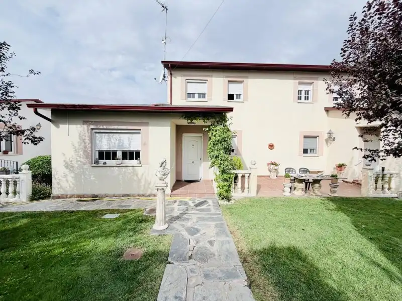 Exterior view of Detached homes for sale in Los Ángeles de San Rafael