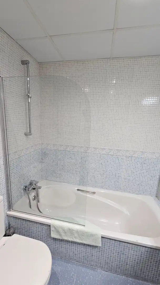 Baño de Casa adosada en venta en Zaragoza con Aire acondicionado, Calefacción y Jardín privado