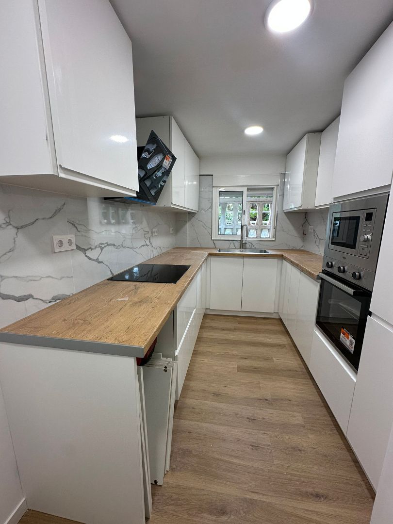 Kitchen of Flat for sale in Badalona  with Parquet flooring, Oven and Microwave