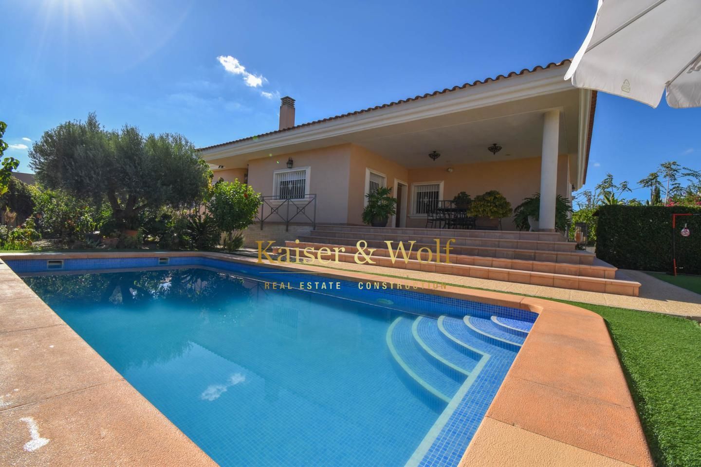Vista exterior de Casa o xalet en venda en Elche / Elx amb Aire condicionat, Jardí privat i Terrassa