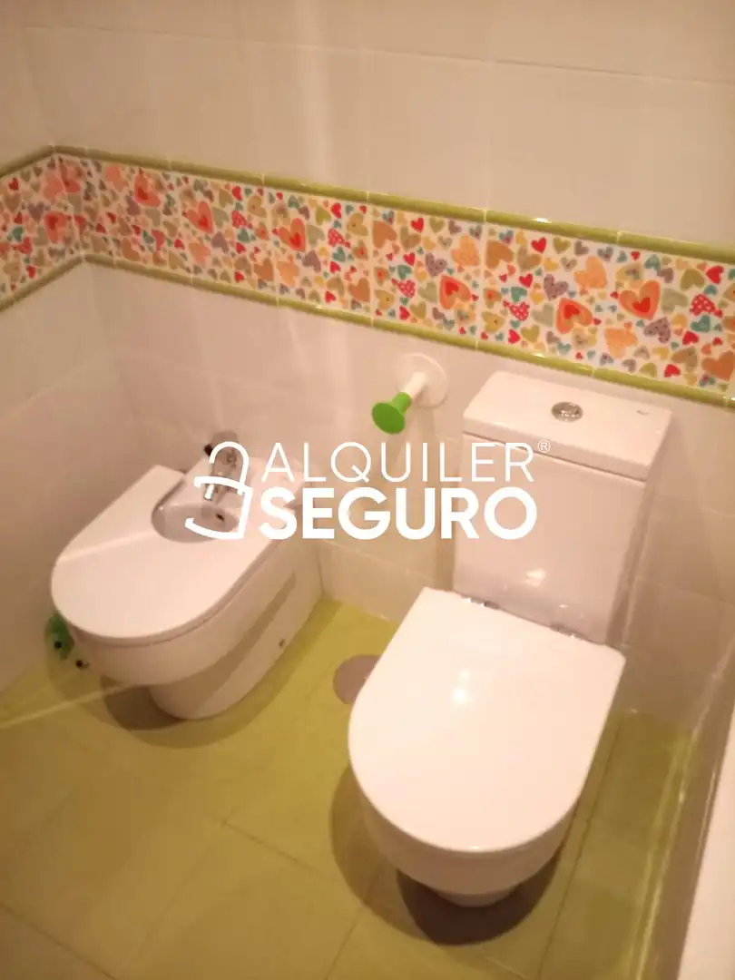 Baño de Piso de alquiler en Valladolid con Calefacción, Trastero y Piscina