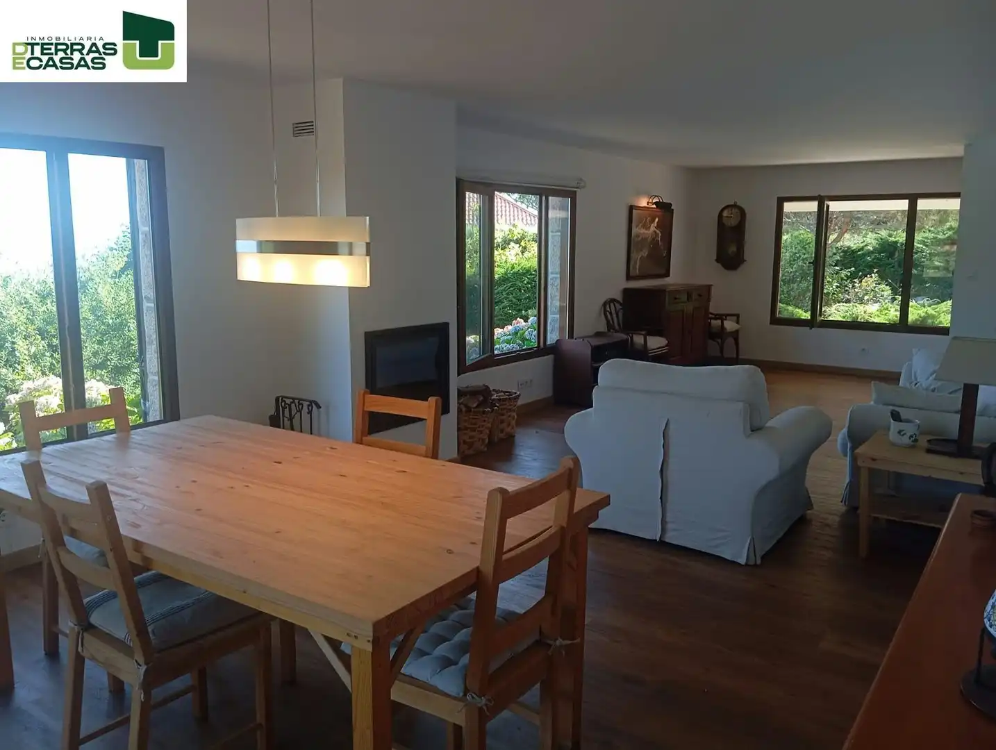 Sala d'estar de Casa o xalet en venda en Cangas  amb Calefacció i Terrassa