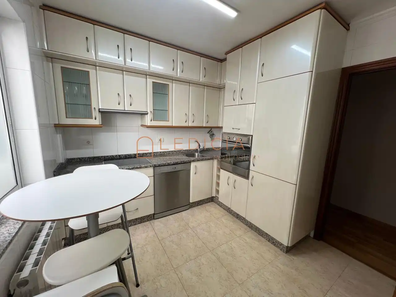Cocina de Piso de alquiler en Vigo  con Calefacción, Parquet y Amueblado