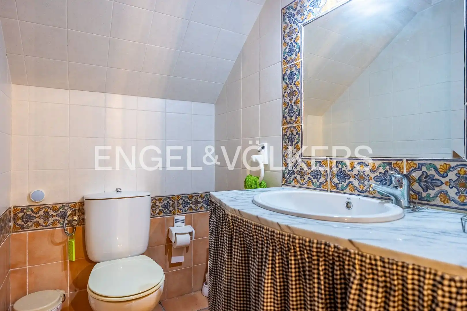 Bathroom of Houses for sale in Sevilla  with Air Conditioner, Heating and Private garden