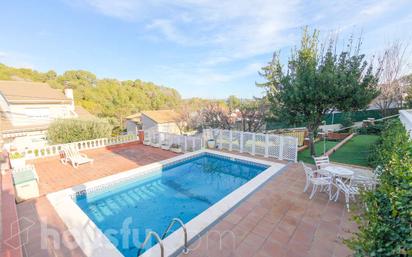 Piscina de Casa o xalet en venda en Esparreguera amb Calefacció, Jardí privat i Terrassa