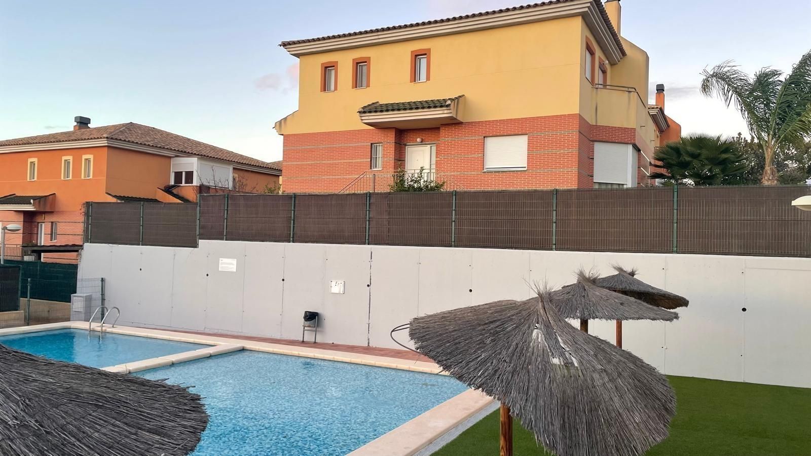 Piscina de Casa adosada de alquiler en  Murcia Capital con Aire acondicionado, Jardín privado y Terraza
